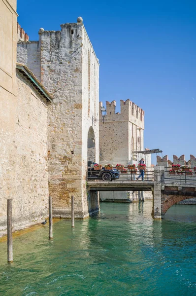 Sirmione Itália Março 2022 Portão Principal Castelo Scaliger Cercado Pelo — Fotografia de Stock