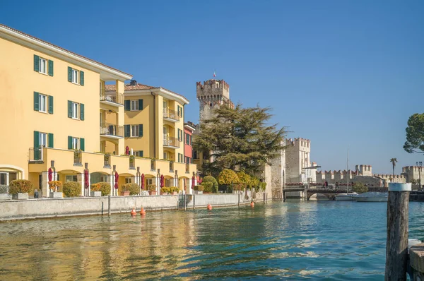 Sirmione Italia Marzo 2022 Puerta Principal Del Castillo Scaliger Rodeada — Foto de Stock