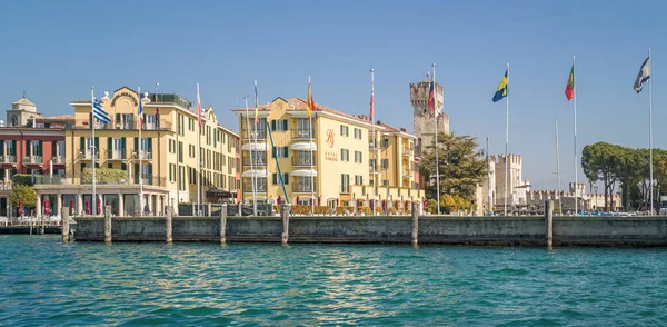 Sirmione Italy March 2022 Luxury Hotels Scaligeri Castle Seen Garda — Foto de Stock