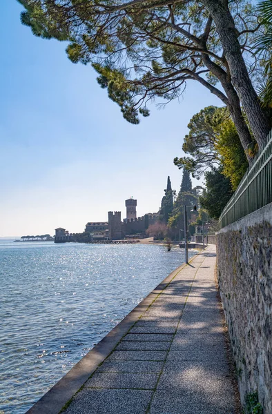 Itália Lago Leste Garda Península Sirmione Com Cidade Velha Fundo — Fotografia de Stock