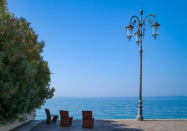 Italy Lazise Seats Street Lantern Lake Shore — Photo