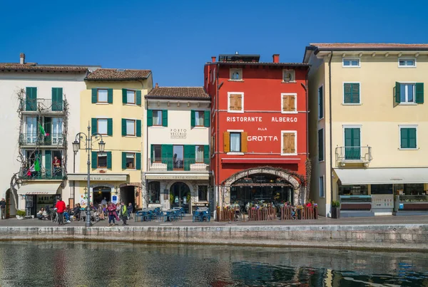 Lazise Italy March 2022 Traditional Colorful Houses Restaurants Old Harbor — Fotografia de Stock