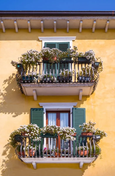 Италия Бардолино Детали Балконов Полных Цветов Старом Городе — стоковое фото