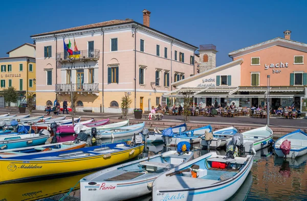 Bardolino Itália Março 2022 Barcos Antigo Porto Com Prefeitura Restaurantes — Fotografia de Stock