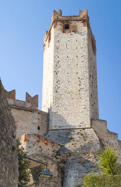 Malcesine, İtalya, Scaligeri şatosunun ana kulesinin yukarıdan görünüşü