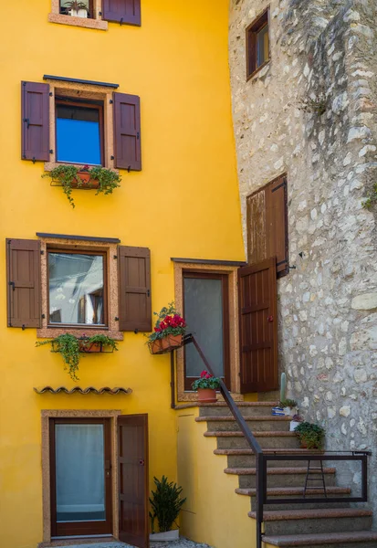 Malcesine Itália Uma Casa Tradicional Colorida Base Castelo Scaligeri — Fotografia de Stock