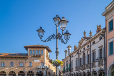Montagnana, İtalya, Vittorio Emanuele Meydanı 'nın antik Venedik tarzı sarayları