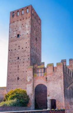 Montagnana, İtalya - 4 Mart 2022: Ezzelino kulesinin bulunduğu St. Zeno kalesinin manzarası, şehri çevreleyen ortaçağ duvarlarının bir parçası.