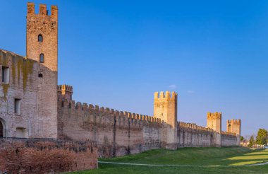 Montagnana, İtalya - 4 Mart 2022: Kasabayı çevreleyen ortaçağ duvarlarının görüntüsü