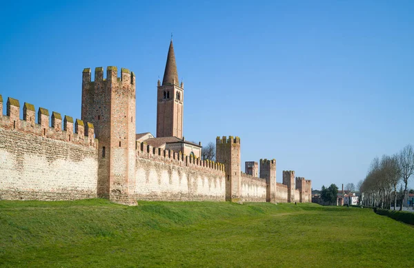 Ιταλία Montagnana Μεσαιωνικά Τείχη Που Περιβάλλουν Την Πόλη Καμπαναριό Της — Φωτογραφία Αρχείου