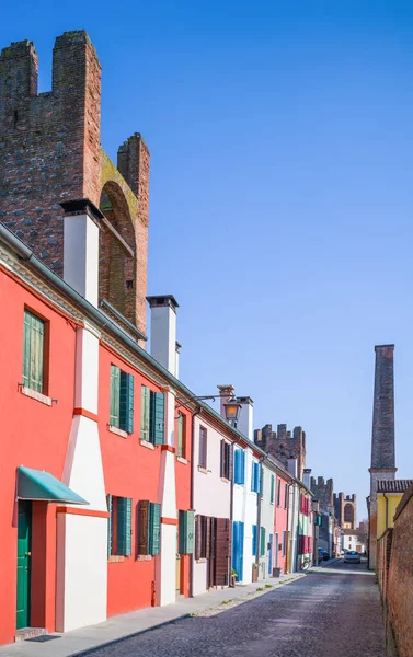 Italia Montagnana Casas Coloridas Tradicionales Apoyadas Las Antiguas Murallas Medievales — Foto de Stock