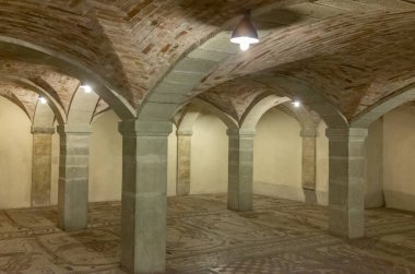 Bobbio, İtalya - 24 Mayıs 2018: 11. yüzyılın zemin mozaikleri San Colombano Manastırı 'nın mahzeninde