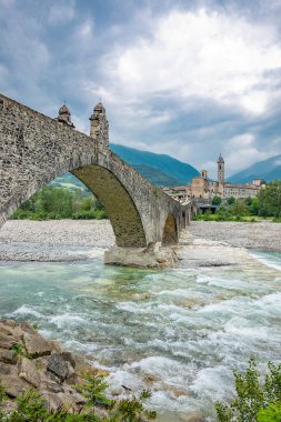 Bobbio, İtalya, Trebbia Nehri üzerindeki Eski Köprü (Şeytan Köprüsü olarak da bilinir), arka planda kalan ülke