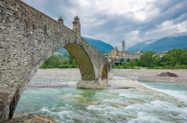 Bobbio, İtalya, Trebbia Nehri üzerindeki Eski Köprü (Şeytan Köprüsü olarak da bilinir), arka planda kalan ülke