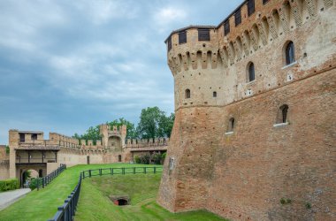 Gradara, İtalya - 29 Mayıs 2018: Etrance ve bahçeli Malatesta Kalesi