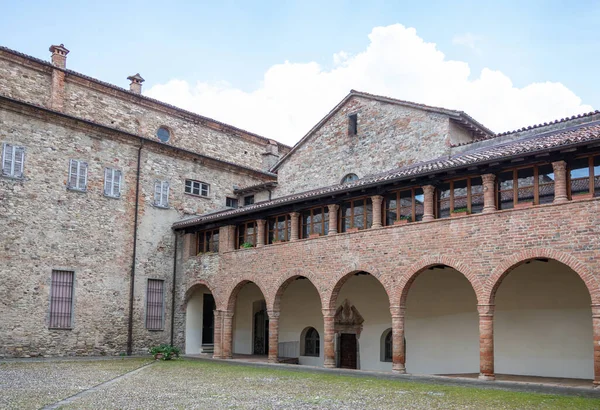 Bobbio, İtalya, San Colombano Manastırı 'nın avlusu