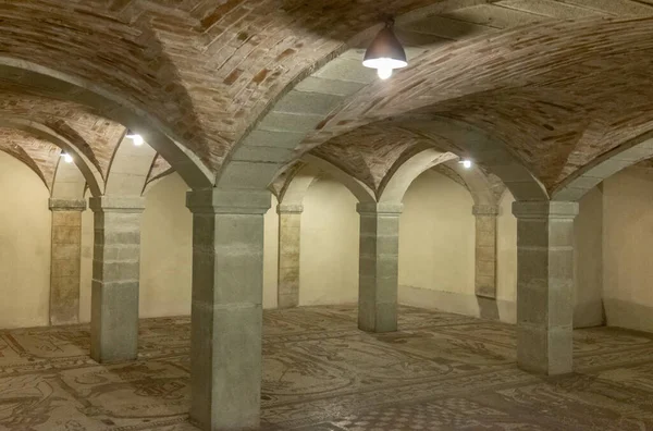 Bobbio, İtalya - 24 Mayıs 2018: 11. yüzyılın zemin mozaikleri San Colombano Manastırı 'nın mahzeninde