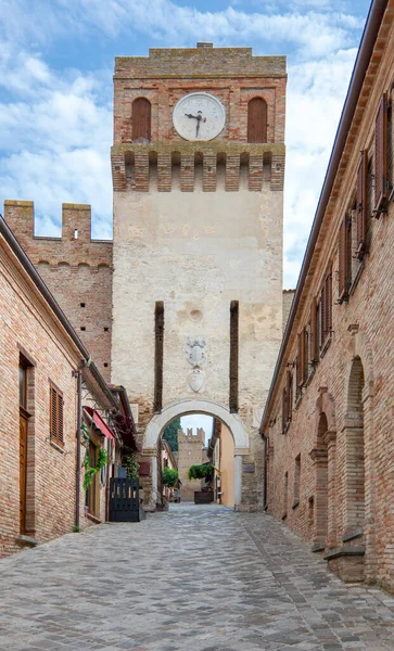 Gradara Itálie Pohled Věž Firau Hodinami Starobylý Vchod Středověké Vesnice — Stock fotografie