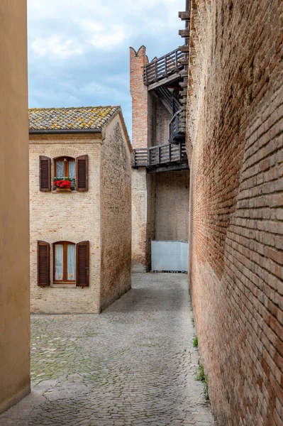 Gradara Olaszország Kilátás Hagyományos Téglaházak Előtt Középkori Falak — Stock Fotó