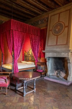Gradara, İtalya - 29 Mayıs 2018: Malatesta Kalesi 'nde şömineli Kırmızı Yatak Odası