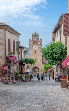 Gradara, İtalya - 29 Mayıs 2018: Saat kulesiyle ana meydanın görüntüsü