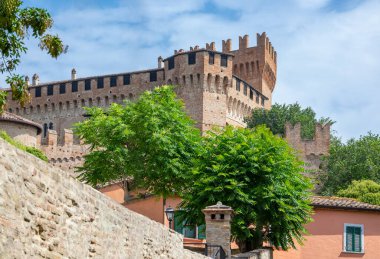 Gradara, İtalya, Malatesta kalesi köyden görüldü.