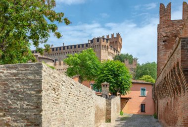 Gradara, İtalya, Malatesta kalesi ve köyden görünen duvarlar