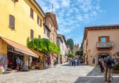 Gradara, İtalya - 29 Mayıs 2018: Köyün ana meydanında turistler