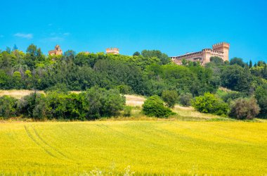 Gradara, İtalya, tarlaları ekili vadiden görünen kalesi olan köy.