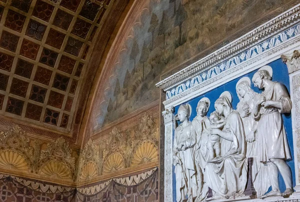 グラダラ イタリア 2018年5月29日 マラテスタ要塞の礼拝堂でのルカ デッラ ロビアの祭壇画 — ストック写真