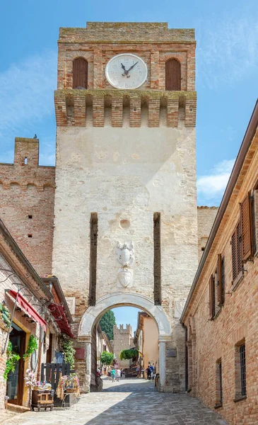 意大利格拉达拉 2018年5月29日 带时钟的菲劳塔视图 中世纪村庄的古老入口 — 图库照片