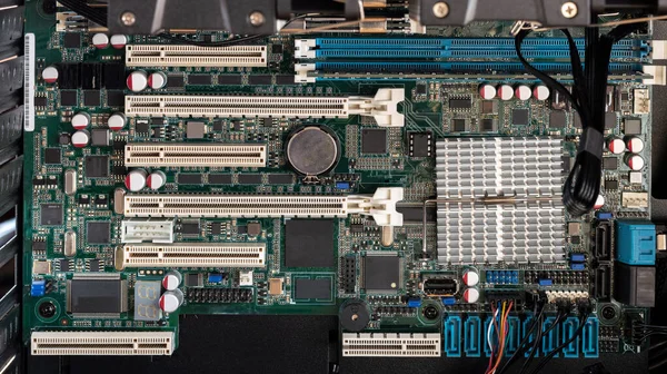 RAM yüklü bir ana kart. Bir bilgisayarın içi.. 