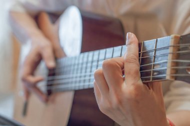 Akustik gitar çalıyorum. Gitar dersleri.