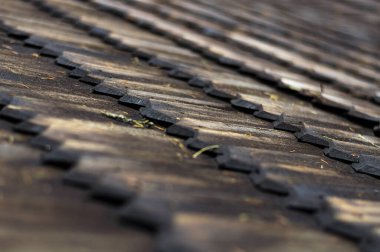 Bir binanın çatısındaki eski ahşap kalaslar. Eski ahşap fayanslar. Çatıdaki ahşap fayanslar. Koyu ahşabın ahşap şeklindeki dokusu..