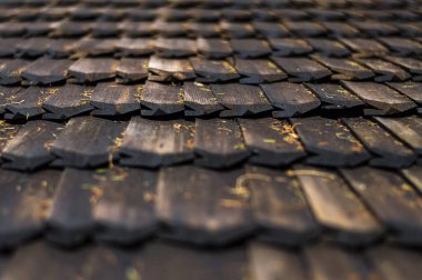 Bir binanın çatısındaki eski ahşap kalaslar. Eski ahşap fayanslar. Çatıdaki ahşap fayanslar. Koyu ahşabın ahşap şeklindeki dokusu..