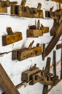 Klasik marangozluk aletleri. Marangoz ve marangoz işi için el aleti. Uçak. Ahşap işçiliği. Marangozun ahşap işlerinde kullandığı aletler..