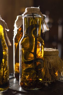 Alkolik içki, yılan kullanarak tentür. Yılan zehriyle doldurulmuş alkol içeceği. Yılan ve otlarla birlikte ev yapımı alkol. Şifalı bitkiler ve yılanlı bir iksir..