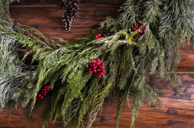 Kozalaklı yeşil çelenk. Noel çelengi. Noel dekoru. Kozalaklı çelenk