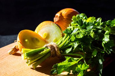 sebzeler, yeşil maydanoz, soğan, ahşap bir kesme tahtasında.