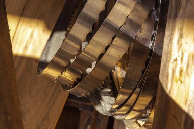 bant testere, kereste işleme ve kesim için kullanılır..