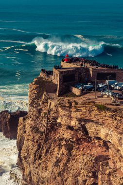 Nazare, Portekiz 'de büyük dalgalar. Portekiz 'de Atlantik Okyanusu dalgaları. Sörf dalgaları.