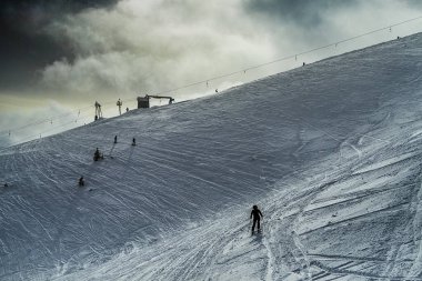 Dağdan Avusturya dağlarındaki Hallstatt Alp Köyü 'ne bakın. Kış Salonu, göl kıyısında bir köy..