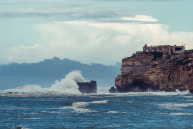 Nazare, Portekiz 'de büyük dalgalar. Portekiz 'de Atlantik Okyanusu dalgaları. Sörf dalgaları.