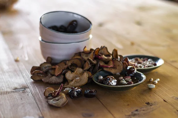 Yemek takımı, kurutulmuş meyve, bal, hurma, çay, kurutulmuş meyve.