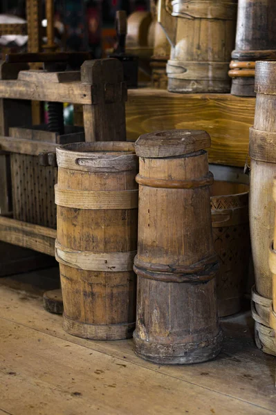 Bir dizi antika kova. Tahta kovalar. Tahta depolama konteynırı. Antika tahta kovalar..