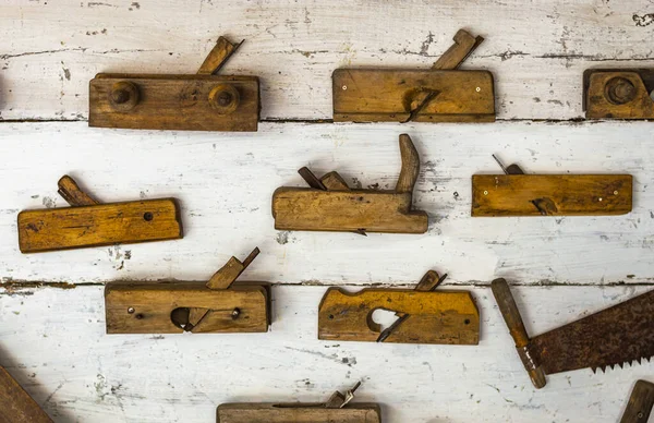 Klasik marangozluk aletleri. Marangoz ve marangoz işi için el aleti. Uçak. Ahşap işçiliği. Marangozun ahşap işlerinde kullandığı aletler..