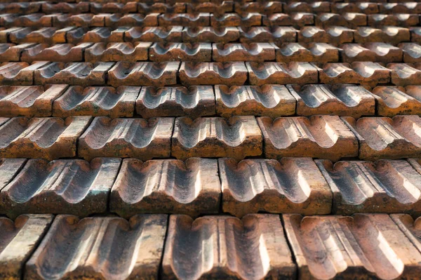 Eski seramik fayansların dokusu. Kırmızı seramik fayanslar. Çatı fayansları.