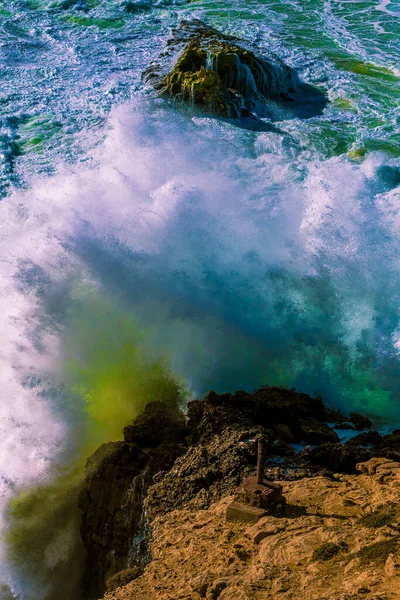 Nazare, Portekiz 'de büyük dalgalar. Portekiz 'de Atlantik Okyanusu dalgaları. Sörf dalgaları.