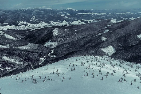 Dağdan Avusturya dağlarındaki Hallstatt Alp Köyü 'ne bakın. Kış Salonu, göl kıyısında bir köy..
