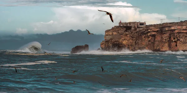 Nazare, Portekiz 'de büyük dalgalar. Portekiz 'de Atlantik Okyanusu dalgaları. Sörf dalgaları.